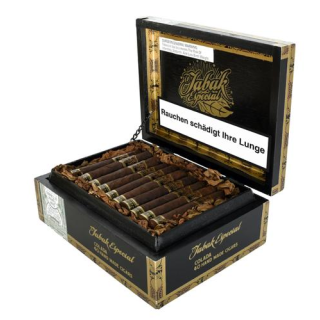 Eine offene Kiste mit Oscuro Colade Zigarren